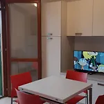 Con Terrazzo Vista Piscina Appartement Aprilia Marittima